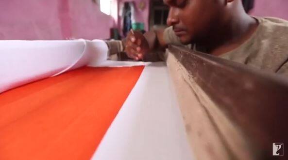 दोनों ने एक-एक कर बताया कि पहली बार यह झंडा कारीगरों ने तीन इंडियन आर्ट फॉर्म से बनाया है. तस्वीर: इंस्टाग्राम