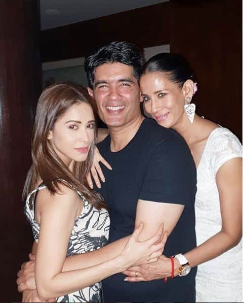 पार्टी की आखिर तस्वीर में मनीष के साथ मॉडल कविता खड़ायत और एक्ट्रेस नुसरत भरूचा नज़र आईं. तस्वीर: इंस्टाग्राम