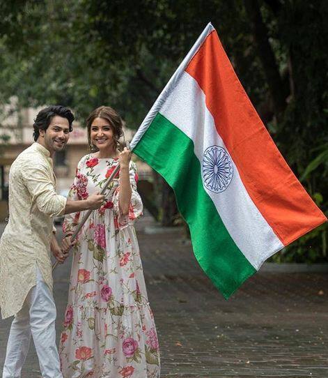 अनुष्का शर्मा इस बार वरूण धवन के साथ अपनी फिल्म सुई धागा का प्रमोशन करते हुए बुनकरों के हाथ से बने तिरंगे के साथ नजर आईं. फोटोः इंस्टाग्राम