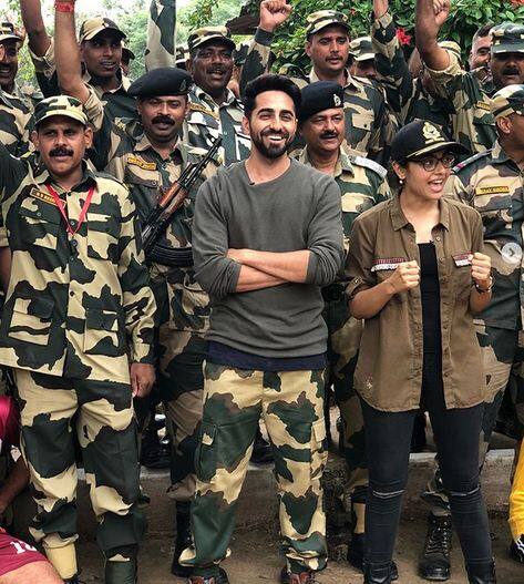 आयुष्मान खुराना आर्मी ड्रेस में आर्मी के जवानों के साथ दिखे. फोटोः इंस्टाग्राम