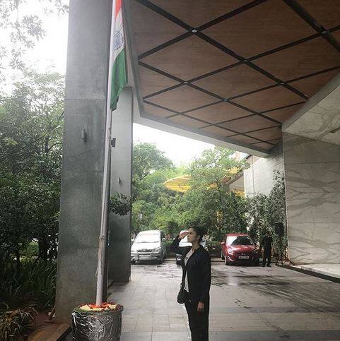 ईशा कॉपीकर तिरंगे को सलाम करती दिखीं. फोटोः इंस्टाग्राम