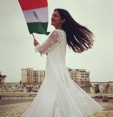  एक्ट्रेस सोनल चौहान तिरंगे के लिबास में तिरंगा फहराती दिखीं. फोटोः इंस्टाग्राम