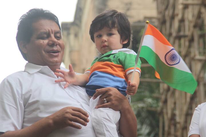 आज स्वतंत्रता दिवस का जश्न पूरे देश में मनाया जा रहा है. इस मौके पर आज सबका दिल जीत लेने वाले तैमूर अली खान भी तिरंगा थामे नज़र आए. (Photo: Manav Mangalani)