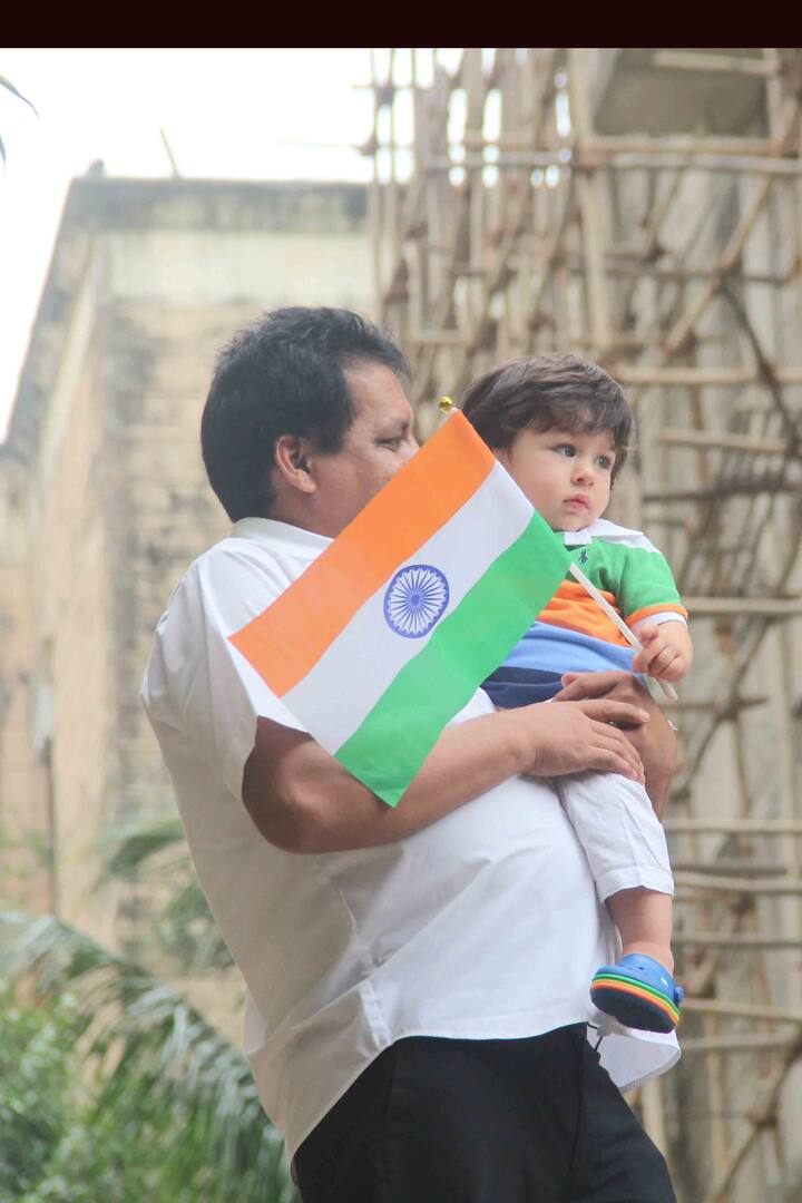 हाथों में तिरंगा थामे तैमूर की ऐसी क्यूट तस्वीरें आपने पहली नहीं देखीं होंगी. (Photo: Manav Mangalani)
