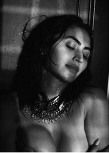 कैटी इकबाल ने इंस्टाग्राम पर शेयर की टॉपलेस तस्वीरें