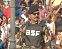 72वें स्वतंत्रता दिवस के मौके पर वाघा बॉर्डर पर मना जश्न, बंटी मिठाई