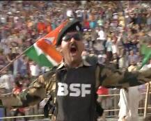 72वें स्वतंत्रता दिवस के मौके पर वाघा बॉर्डर पर मना जश्न, बंटी मिठाई