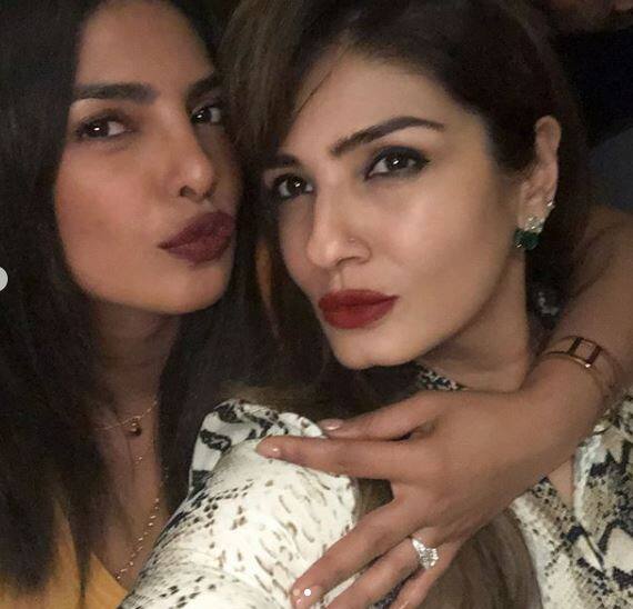 Confirm: इंगेजमेंट रिंग पहनकर पार्टी में पहुंचीं प्रियंका चोपड़ा, सामने आईं ये तस्वीरें Raveena Tandon shares image with priyanka chopra, peece wears engagement Ring Confirm: इंगेजमेंट रिंग पहनकर पार्टी में पहुंचीं प्रियंका चोपड़ा, सामने आईं ये तस्वीरें