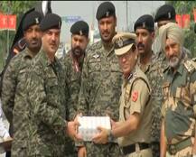 72वें स्वतंत्रता दिवस के मौके पर वाघा बॉर्डर पर मना जश्न, बंटी मिठाई