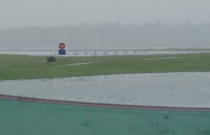 कोच्चि हवाईअड्डे में पानी घुस जाने की वजह से शनिवार तक एयरपोर्ट बंद कर दिया गया है. तस्वीर: एएनआई