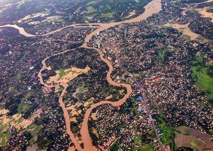 केरल के 14 जिलों में से 11 में बुधवार दोपहर के बाद रेड अलर्ट जारी कर दिया गया है जिसमें इडुक्की, कोझिकोड, वायनाड, मलप्पुरम, पाथनमथिट्टा, कन्नुर और एर्नाकुलम शामिल है. तस्वीर: पीटीआई