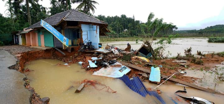 बुधवार को भारी बारिश के बाद घर गिरने से मलप्पुरम में एक ही परिवार के पांच लोगों की मौत हो गई जबकि तीन लापता बताए जा रहे हैं. इस बीच एक बच्चे को बचा लिया गया है. तस्वीर: पीटीआई