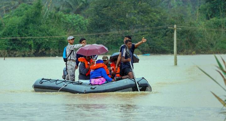 एक व्यक्ति की मौत मुन्नार में लॉज के गिरने की वजह से हुई. पाथनमथिट्टा में एक 70 वर्षीय महिला की मौत करंट लगने से हो गई. इस महिला का घर पानी में डूब गया था. तस्वीर: पीटीआई