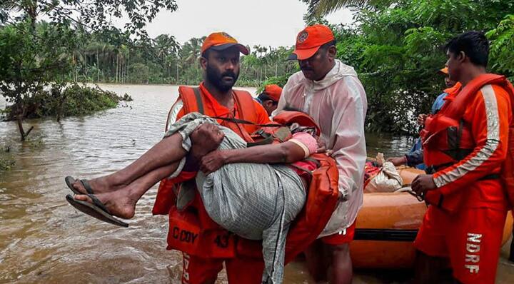 एनडीआरएफ की टीम भी लोगों को मदद करती दिखी. तस्वीर: पीटीआई