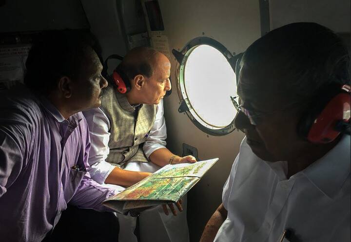 इस सिलसिले में मुख्यमंत्री विजयन ने बुधवार शाम को प्रधानमंत्री नरेंद्र मोदी से बातचीत की. जिसके बाद पीएम ने हर संभव मदद का आश्वासन दिया. इसके साथ ही केंद्रीय गृहमंत्री राजनाथ सिंह ने राज्य में मदद करने के लिए और बलों को भेजने का वादा किया. तस्वीर: पीटीआई