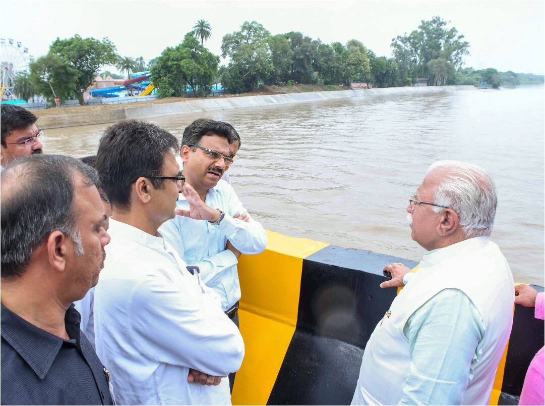 खतरे के निशान से उपर यमुना, लोगों को सुरक्षित स्थान पर ले जाने का काम जारी