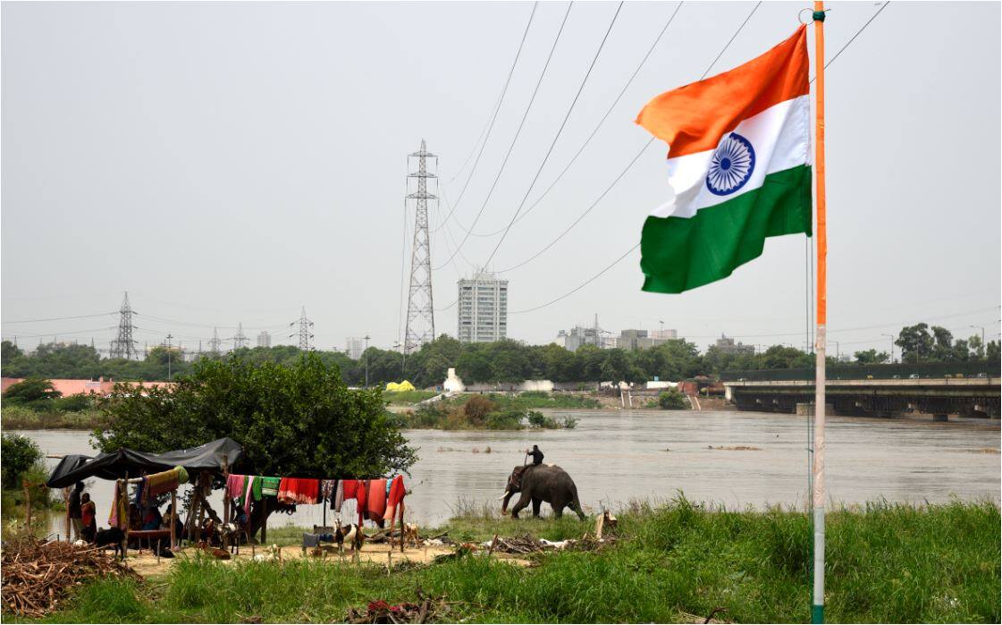 खतरे के निशान से उपर यमुना, लोगों को सुरक्षित स्थान पर ले जाने का काम जारी