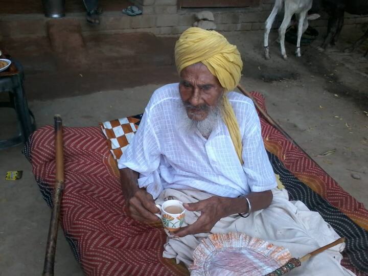 कानपुर के घाटमपुर थाना क्षेत्र के बीरसिंह पुरवा गांव में रहने वाले मान सिंह ने 105 साल की उम्र में अंतिम सांस ली.मान सिंह बीते कई महीनों से बीमार चल रहे थे. वो उम्र के इस पड़ाव पर आ गए थे कि उनके शरीर पर दवाओं ने भी असर करना छोड़ दिया था. बुधवार की सुबह स्वतंत्रता दिवस के पर्व पर उनका निधन हो गया.