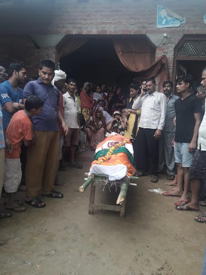 मान सिंह के तीन बेटे थे शमशेर, कृष्ण कुमार और धर्म पाल, उनके मंझले बेटे कृष्ण कुमार का निधन हो गया था. बेटे के निधन के बाद से ही उनकी तबियत खराब हो गई थी और इसके बाद वो उबर नहीं पाए. मान सिंह आजादी के आन्दोलन में कानपुर जिला कारागार में 1939 में बंद हुए और 1941 में जेल से बाहर आए थे. इसके बाद भारत छोड़ो आन्दोलन में जेल गए और इसके अलावा अलग-अलग जनपदों में दो बार जेल काट चुके थे. कानपुर मंडल के बड़े-बड़े क्रांतिकारी मान सिंह के संपर्क में थे. गणेश शंकर विद्यार्थी से भी मान सिंह को बहुत कुछ सीखने को मिला था.