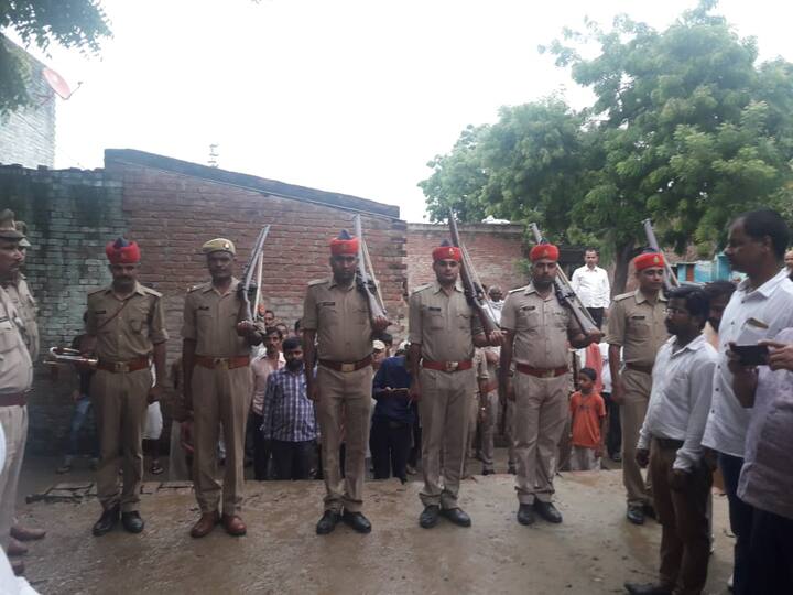 स्वतंत्रता सेनानी मान सिंह के निधन की खबर जैसे ही ग्रामीणों को लगी पूरे जनपद में शोक की लहर दौड़ गई. आसपास के दर्जनों गांव के ग्रामीण उनके अंतिम दर्शन के लिए पहुंचे. मान सिंह के शव को तिरंगे में लपेट कर गार्ड ऑफ ऑनर दिया गया. इसके बाद उनकी शव यात्रा निकाली गई जिसमें हजारों ग्रामीणों ने आजादी के इस सिपाही को अंतिम सलामी दी.