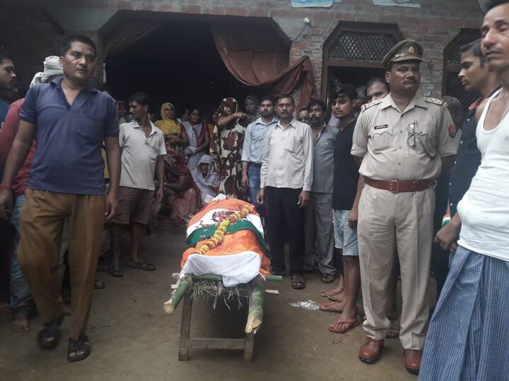 गांव समेत आसपास के ग्रामीणों में उनके आजादी के किस्से मशहूर थे. जानकारी के मुताबिक अंग्रेजो के खिलाफ फूलबाग़ मैदान में धरने पर बैठे थे. लगातार धरना प्रदर्शन करने वालों की संख्या में इजाफा होता जा रहा था. धरना स्थल पर बढ़ती हुई संख्या की जानकारी जब कानपुर कोतवाली को मिली तो वहा से अंग्रेजों ने भारी संख्या में पुलिस भेजी. पुलिस ने बिना कुछ कहे लाठी और कोड़े बरसना शुरू कर दिया. लेकिन आजादी के दीवाने ''अंग्रेजों भारत छोड़ो'' के नारे लगाते रहे.