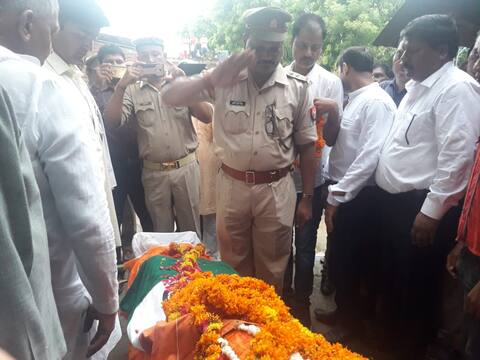 स्वतंत्रता दिवस पर सेनानी मान सिंह ने लीं अंतिम सांसें, गार्ड ऑफ ऑनर के साथ दी गई विदाई स्वतंत्रता दिवस पर सेनानी मान सिंह ने लीं अंतिम सांसें, गार्ड ऑफ ऑनर के साथ दी गई विदाई