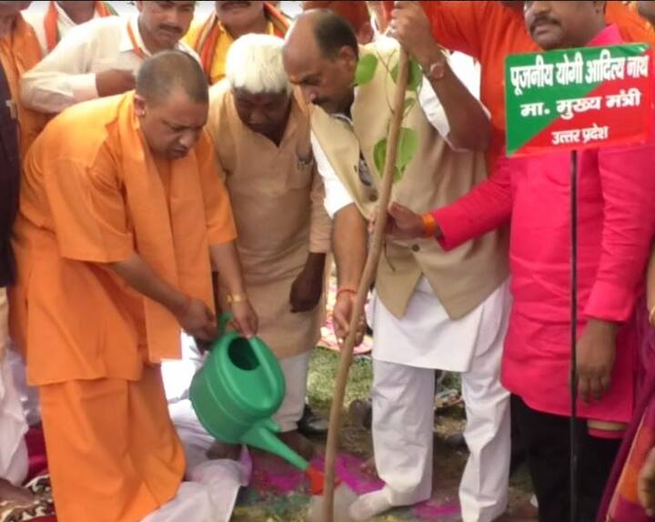 स्वतंत्रता दिवस पर यूपी ने 9 करोड़ पौधों को रोपने का लक्ष्य हासिल कर रिकार्ड बनाया है. मुख्यमंत्री योगी आदित्यनाथ के आह्वान पर प्रदेश के विभिन्न सरकारी विभागों, स्वयंसेवी संगठनों, सामाजिक संस्थाओं, जनप्रतिनिधि और अधिकारियों ने पौधरोपण किया. गोरखपुर के कुसम्ही जंगल के विनोद वन में उन्होंने पंचवटी पौधों को रोपा साथ ही प्लास्टिक और थर्माकोल से बनी वस्तुओं के प्रतिबंध की घोषणा करते हुए इसके प्रयोग नहीं करने का यूपी की जनता को संकल्प भी दिलाया.