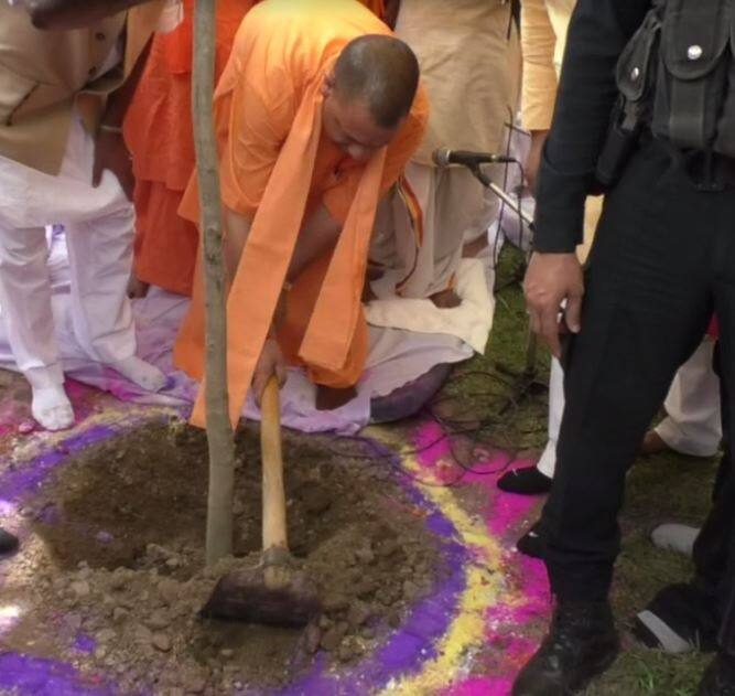 मुख्यमंत्री ने कहा कि वनटांगिया गांव के लोगों को हमने राजस्व गांव का दर्जा दिया. आजादी के बाद से इन्हें कोई मूलभूत सुविधाएं नहीं मिली थी. इन जंगलों की जिम्मेदारी भी वनटांगिया लोगों की है. जीव सृष्टि की सुरक्षा के पौधे भी यहां पर हैं. वनटांगियाओं को आह्वान करता हूं कि अधिक से अधिक पौधे लगाएं और उनकी सुरक्षा करें.