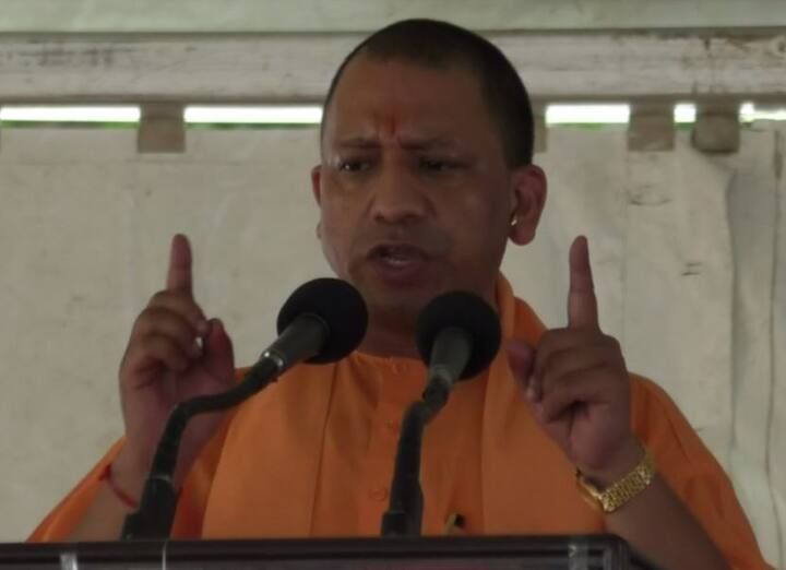 मुख्यमंत्री योगी आदित्यनाथ ने बुधवार को वृहद पौधरोपण कार्यक्रम के तहत हरिशंकरी (पंचवटी), पीपल, बरगद और पाकड़ के पौधों को रोपा. इस दौरान उन्होंने कहा कि 5 करोड़ 50 लाख से अधिक पौधों को रोपने का लक्ष्य प्राप्त कर लिया गया है शाम तक 9 करोड़ पौधे लगाने का लक्ष्य प्राप्त करना है. सीएम ने कहा कि आज से थर्माकोल के गिलास और कप-प्लेट प्रतिबंधित प्रतिबंधित कर दिए गए हैं. 15 जुलाई से प्लास्टिक पर प्रतिबंध लगाया गया था.