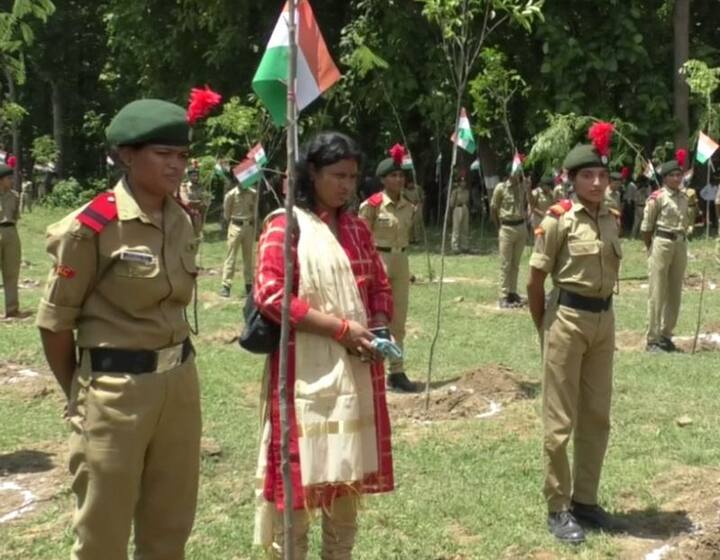 सीएम योगी ने कहा कि सहजन का पेड़ सभी लोग अपने आंगन में लगाए. ये परिवार के लिए पर्याप्त मात्रा में लाभकारी साबित हो सकता है. इसकी फली खाने से परिवार कुपोषण का शिकार नहीं होगा. बीमारियां दूर होंगी. उन्होंने जनप्रतिनिधियों का आह्वान करते हुए 10-10 पौधे लगाने और उसकी संरक्षा की भी बात कही.