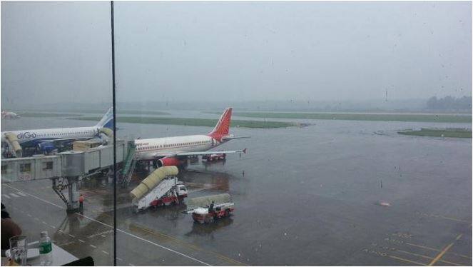 इन तस्वीरों को देखकर आप अंदाजा लगा सकते हैं कि बाढ़ से एयरपोर्ट की क्या हालत है. पानी में खड़े हवाई जहाज इस बात की गवाही दे रहे हैं कि राज्य में हालात बेहद नाजुक हैं. फोटो - ट्विटर