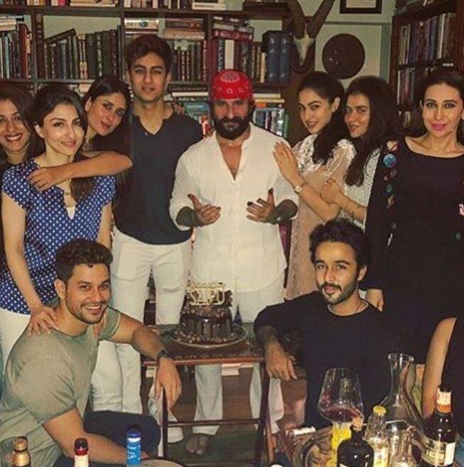 सारा और इब्राहिम के करीना कपूर खान के साथ भी काफी अच्छे रिश्ते हैं. अक्सर ही दोनों करीना के साथ मस्ती करते दिखाई देते हैं. बात दे कि करीना ने देर रात सैफ के लिए घर पर बर्छडे पार्टी रखी थी. इस पार्टी में करीना ने सैफ के खास दोस्तों को बुलाया था. इस सेलिब्रेशन में सारा अली खान बेहद हॉट अंदाज में अपने भाई इब्राहिम के साथ पहुंची थीं.