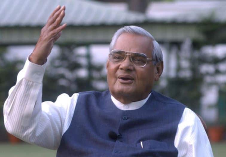 Former Prime Minister Atal Bihari Vajpayee Death breaking News Update मौन हुई ‘हार नही मानूंगा, रार नई ठानूंगा’ की जिद कर गीत नया गाने वाले कवि अटल की आवाज़