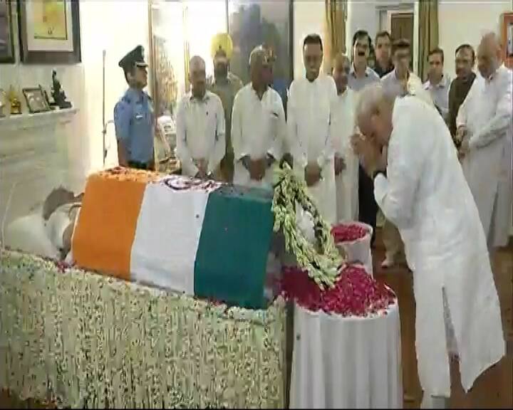 अटल बिहारी वाजपेयी को श्रद्धांजलि देने के लिए लगा तांता, सभी पार्टियों के नेताओं ने किए अंतिम दर्शन