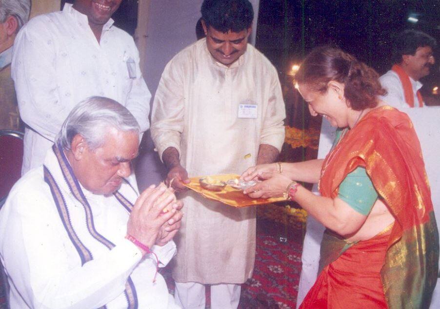 अटल बिहारी वाजपेयी का निधन, पीएम मोदी से लेकर आडवाणी तक, जानें किसने क्या कहा?