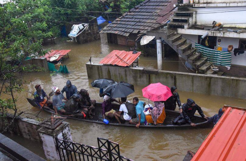 केरल बाढ़: Jio, Airtel, Vodafone, Idea और BSNL दे रहे हैं फ्री डेटा, ऐसे उठाएं ऑफर का फायदा Kerala Floods: Jio, Airtel, Vodafone, Idea, BSNL Offer Free Data and More केरल बाढ़: Jio, Airtel, Vodafone, Idea और BSNL दे रहे हैं फ्री डेटा, ऐसे उठाएं ऑफर का फायदा