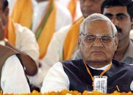 इसके बाद से वाजपेयी जी की तबियत खराब रहने लगी और वे अक्सर व्हील चेयर पर दिखाई देने लगे. 