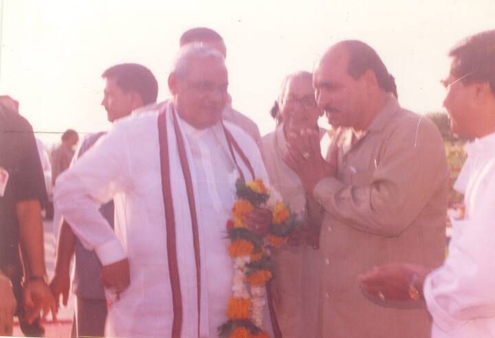 पहली बार साल 1996 में 13 दिन के लिए प्रधानमंत्री बने और फिर साल 1998 से 1999 तक यानि 13 महीने के लिए दूसरी बार देश के प्रधानमंत्री बने. फिर आखिरी और तीसरी बार साल 1999 से 2004 तक देश के प्रधानमंत्री रहें.