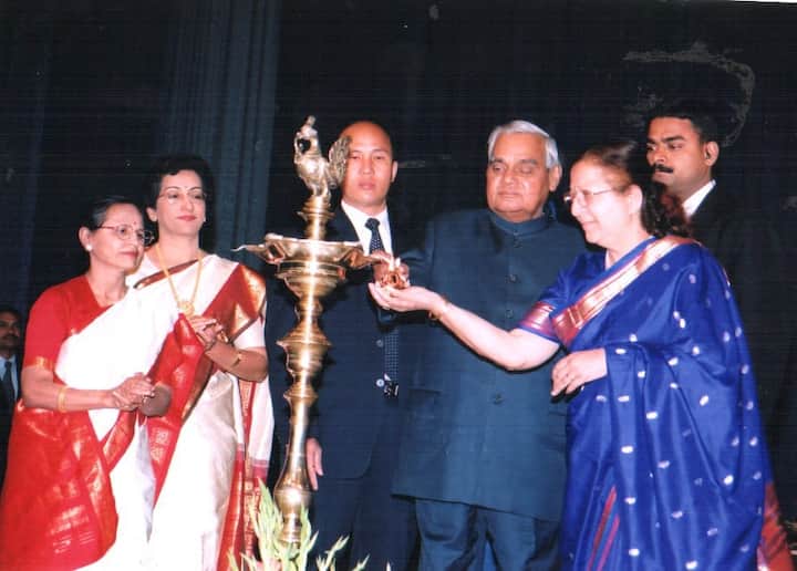 उनके पिता कृष्ण बिहारी वाजपेयी ग्वालियर में शिक्षक थें जहां अटल बिहारी वाजेपयी का जन्म हुआ, लेकिन बताया जाता है कि मूलरूप से आगरा के बटेश्वर के रहने वाले थे.