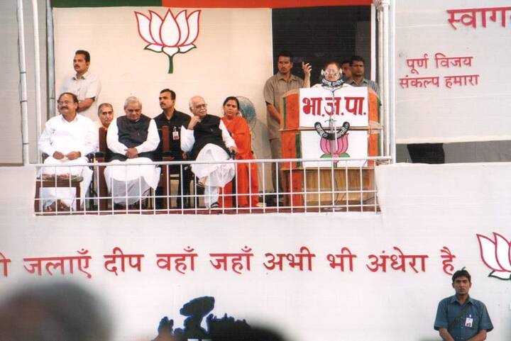 उन्होंने साल 2009 में राजनीति से संन्यास लिया.