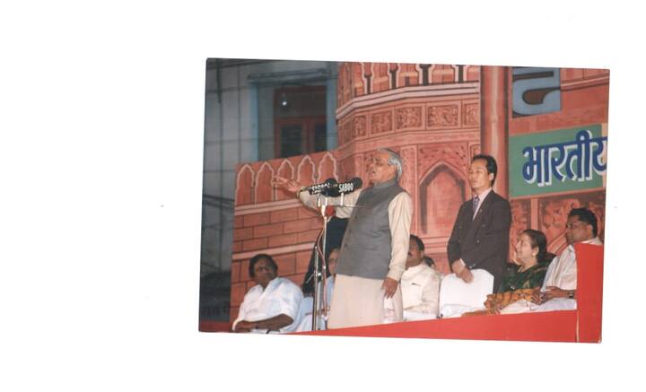अटल बिहारी वाजपेयी ने तीन बार देश की बागडोर संभाली है. साथ ही उनकी गिनती देश के सबसे लोकप्रिय नेताओं में होती है.