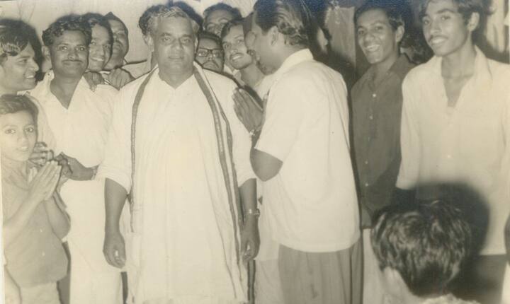 कॉलेज के समय में अटल बिहारी वाजपेयी को ग्वालियर में नया बजार के 'बहादुरा के लड्डू' और दौलतगंज की 'मंगौड़ी' के साथ-साथ वहां के 'समोसे-जलेबी' बेहद पसंद थे. यही नहीं जब वे दिल्ली आ गए तो उनके खाने के एक नहीं अनेक ठिकाने थे. 