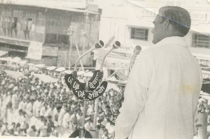 अटल बिहारी वाजपेयी की राजनीतिक जीवन में जितनी मुखर व्यक्तित्तव वाली छवि रही उतने ही वो खाने के भी शौकीन भी थे. उन्होंने अपने नॉनवेज खाने और मदिरापान की बात को कभी नहीं छुपाया.