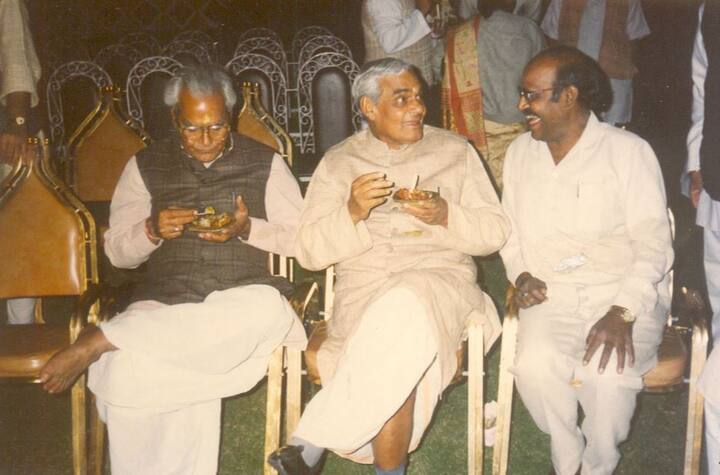 पूर्व प्रधानमंत्री अटल बिहारी वाजपेयी का दिल्ली के एम्स अस्पताल में निधन हो गया है. इस शोकाकुल घड़ी में उनसे जुड़ी कुछ ऐसी यादों के बारे में बता रहे हैं जो उनके राजनीतिक जीवन से अलग उनके व्यक्तित्व की खास बातें रही हैं. बताया जाता रहा है कि वो शुरुआत से ही खाने के बड़े शौकीन थे. 