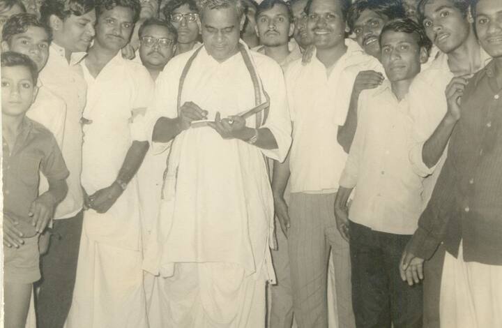 होली पर 'उज्जैन की ठंडाई' और दीवाली पर तरह-तरह की मिठाई हमेशा वाजपेयी के मेन्यू में शामिल रही है. राजनीति की तमाम व्यस्तताओं के बावजूद वाजपेयी जी के मुहं से ग्वालियर के पकवानों का स्वाद नहीं गया.