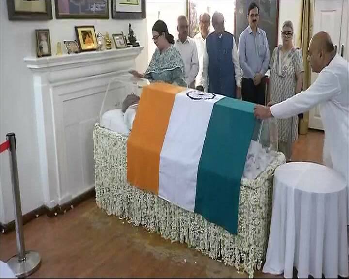  उनके निधन की खबर के बाद पूरे देश में शोक की लहर है. बीजेपी नेता वाजपेयी 1996 में 13 दिनों के लिए प्रधानमंत्री पद पर रहे और फिर 1998 से 2004 तक प्रधानमंत्री रहे थे. खराब स्वास्थ्य के चलते वह करीब एक दशक से ज्यादा समय से सक्रिय राजनीति से दूर रहे. 