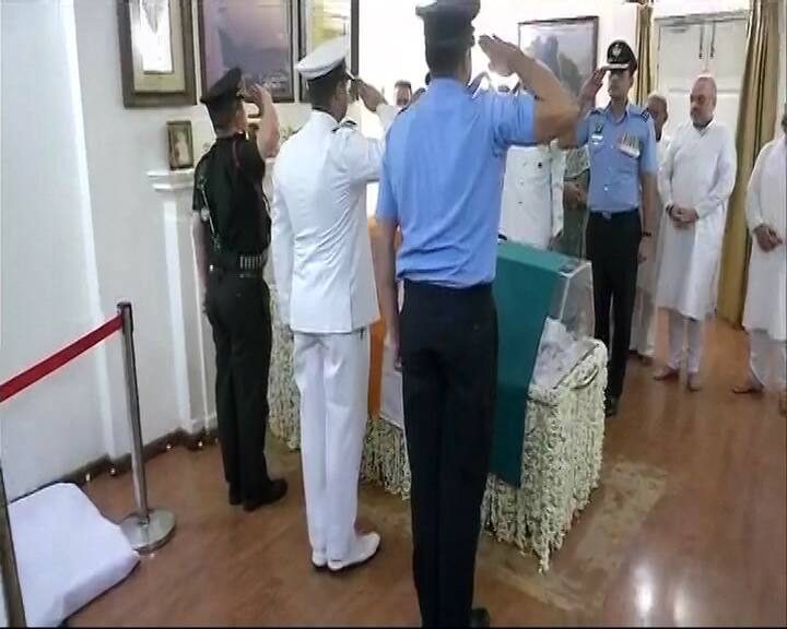  इस मौके पर थल सेना, नौसेना और वायुसेना के ऑफिसर्स ने सबसे पहले उन्हें श्रद्धांजली दी.