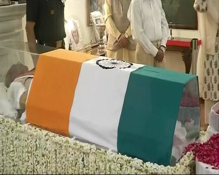 बता दें कि पूर्व प्रधानमंत्री अटल बिहारी वाजपेयी ने एम्स अस्पताल में आज शाम को अंतिम सांस ली. अटल बिहारी वाजपेयी को लाइफ सपोर्ट सिस्टम पर रखा गया था.