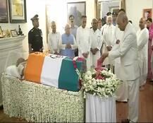 पूर्व पीएम अटल बिहारी वाजपेयी के अंतिम दर्शन करने पहुंचे पीएम मोदी और सोनिया गांधी सहित कई बड़े नेता