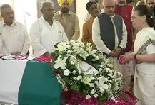 पूर्व पीएम अटल बिहारी वाजपेयी के अंतिम दर्शन करने पहुंचे पीएम मोदी और सोनिया गांधी सहित कई बड़े नेता